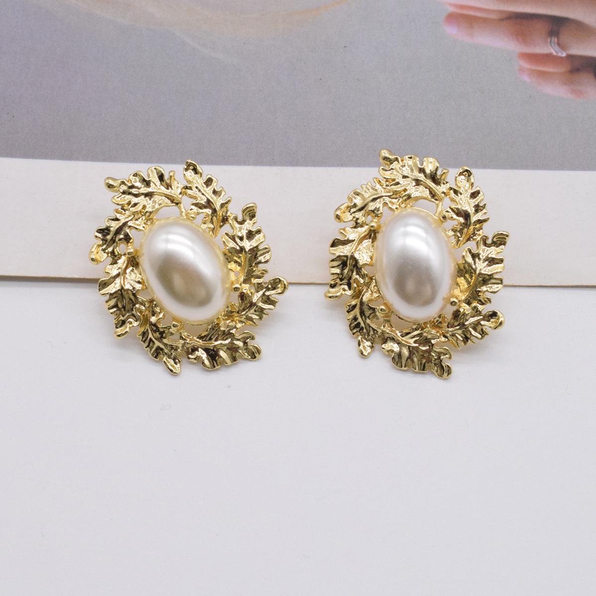 Three-dimensional Flower Earrings Inlaid With  Pearl Material