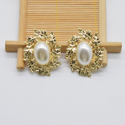 Three-dimensional Flower Earrings Inlaid With  Pearl Material